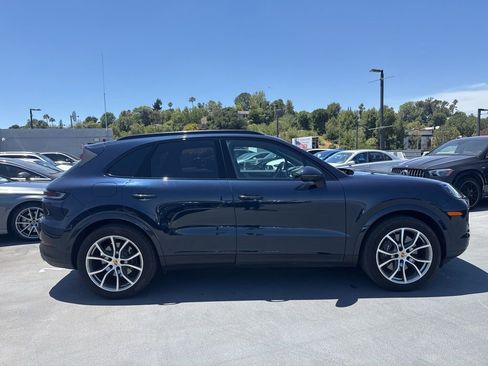 Used 2024 Porsche Cayenne AWD/4WD image 4