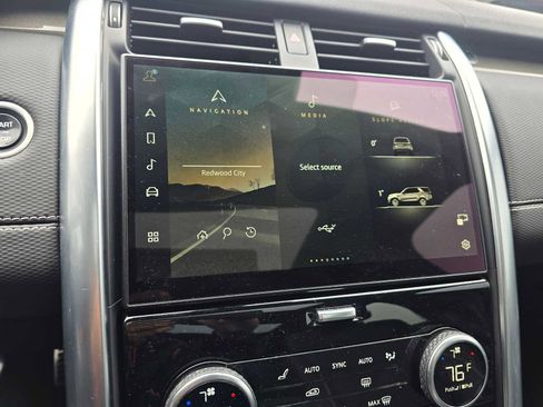 Used 2023 Land Rover Discovery Metropolitan Edition image 28