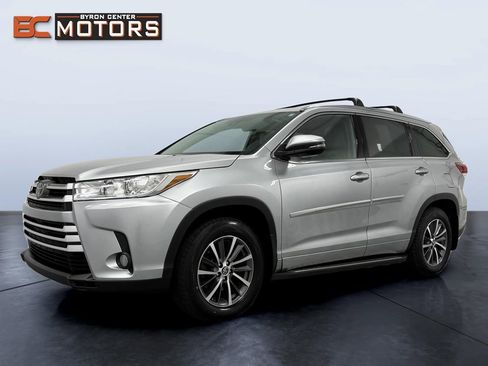 Used 2018 Toyota Highlander XLE image 2