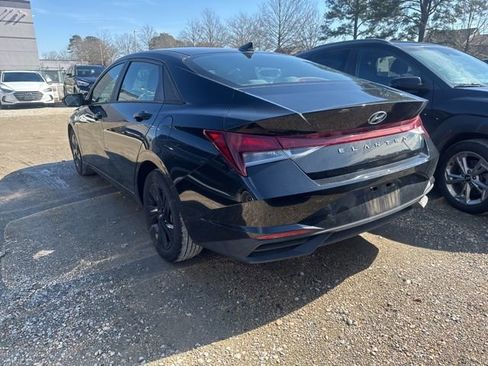 Used 2022 Hyundai Elantra SEL w/ Preferred Accessory Package image 8