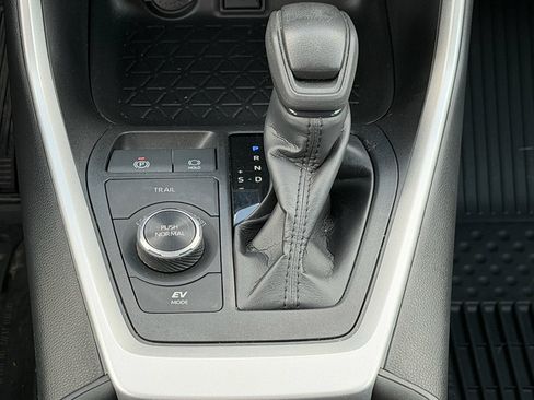 Used 2021 Toyota RAV4 XLE w/ Convenience Package AWD/4WD image 13