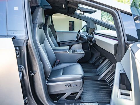 Used 2024 Tesla Cybertruck AWD Crew Cab image 33