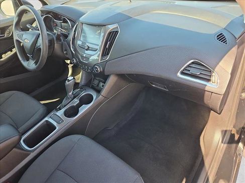Used 2018 Chevrolet Cruze LT w/ Convenience Package image 21