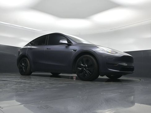 Used 2023 Tesla Model Y Long Range AWD/4WD image 2