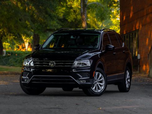 Used 2018 Volkswagen Tiguan SE FWD image 2
