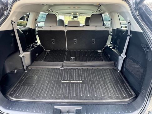 Used 2021 Toyota Highlander LE image 23