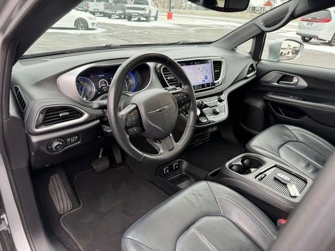 Used 2021 Chrysler Pacifica Touring-L w/ Uconnect Theater Family Group image 21