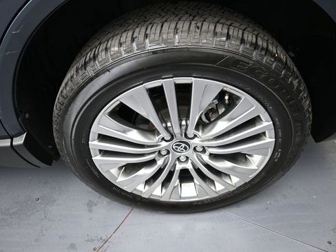 Used 2024 Toyota Venza Limited image 15