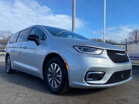 Used 2024 Chrysler Pacifica Select image 31