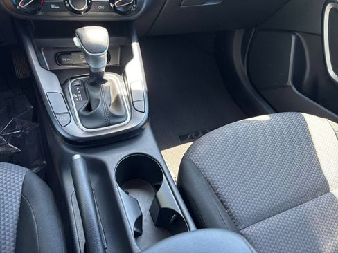 Used 2025 Kia Soul LX w/ LX Technology Package FWD image 40