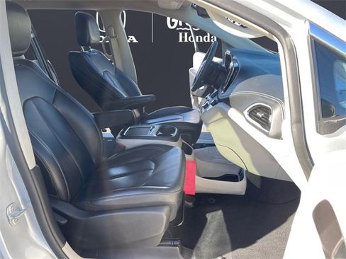 Used 2023 Chrysler Pacifica Touring-L image 15