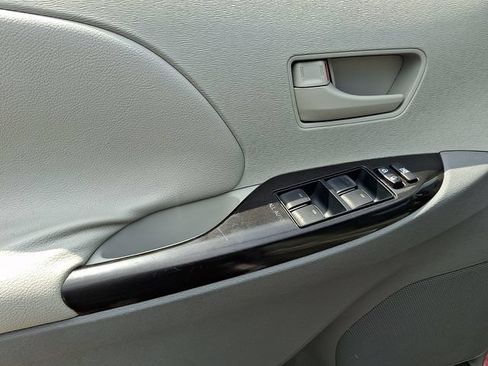 Used 2011 Toyota Sienna w/ Towing Pkg FWD image 13
