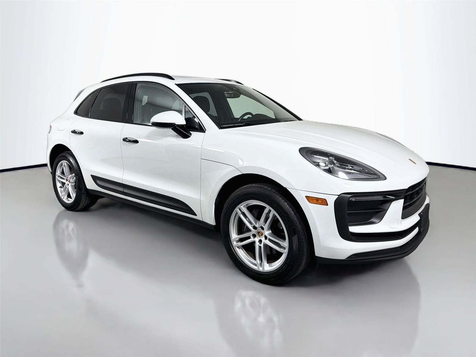 Certified 2022 Porsche Macan AWD/4WD image 9