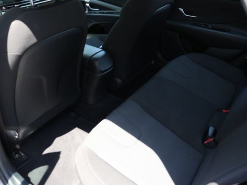 Used 2022 Hyundai Elantra SE FWD image 11