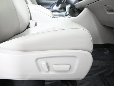 Used 2018 Toyota Highlander XLE image 14