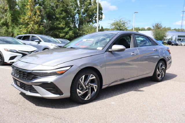 Used 2024 Hyundai Elantra Limited FWD image 4