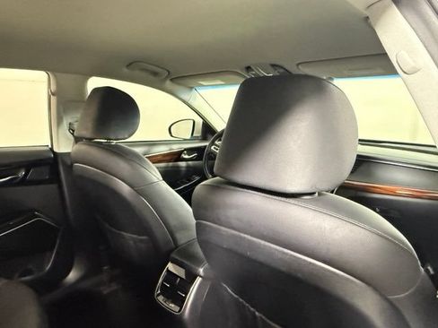 Used 2017 Kia Cadenza Premium FWD image 29