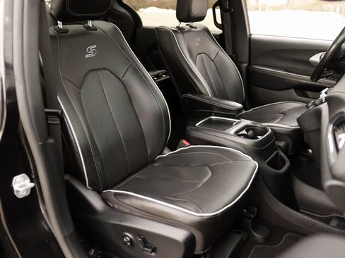 Used 2020 Chrysler Pacifica Limited w/ Advanced Safetytec Group image 39