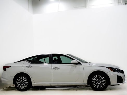 Used 2023 Nissan Altima 2.5 SV image 4