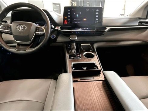 Used 2021 Toyota Sienna XLE image 7