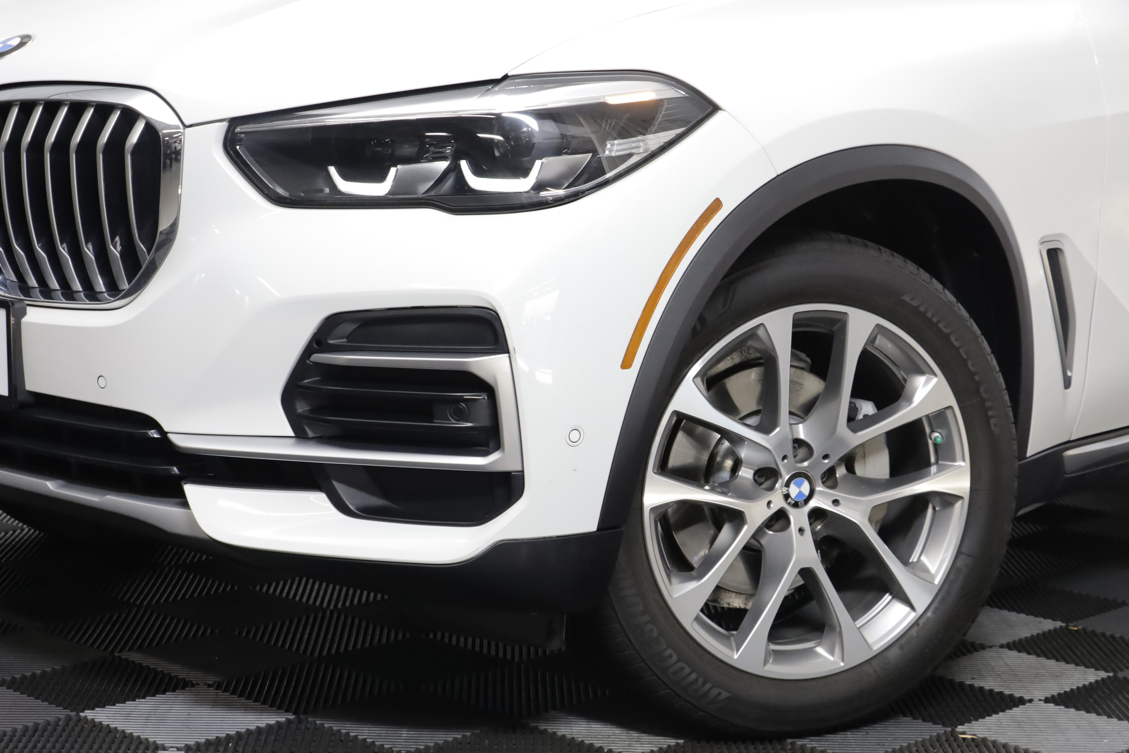 Used 2022 BMW X5 xDrive40i w/ Premium Package AWD/4WD image 3