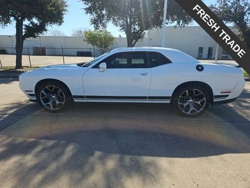 Used 2017 Dodge Challenger SXT image 3