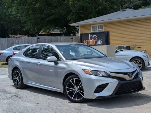 Used 2020 Toyota Camry SE FWD image 1