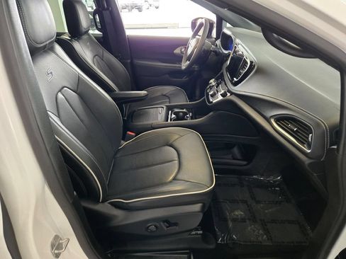 Used 2025 Chrysler Pacifica Limited FWD image 6