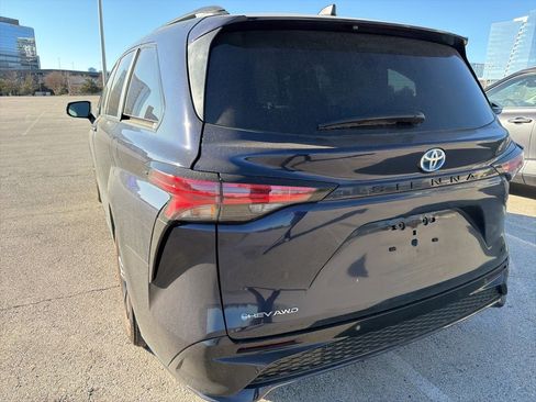Used 2025 Toyota Sienna XSE image 18