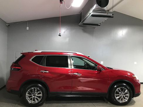 Used 2017 Nissan Rogue SV FWD image 2
