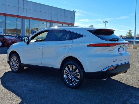 Certified 2022 Toyota Venza XLE image 5