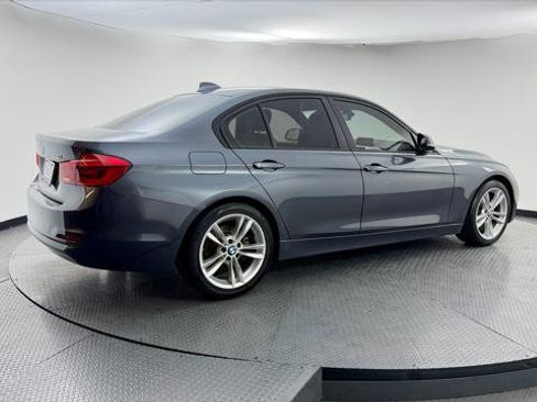 Used 2016 BMW 320i Sedan w/ Sport Package image 8