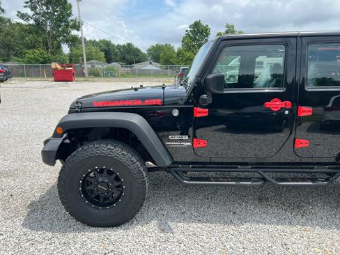 Used 2018 Jeep Wrangler Unlimited Sport w/ Connectivity Group AWD/4WD image 4