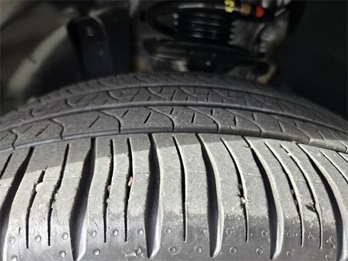 Used 2023 Volkswagen Tiguan SE R-Line image 9