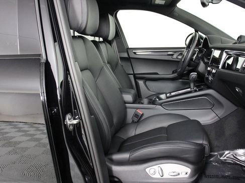 Certified 2026 Porsche Macan AWD/4WD image 31