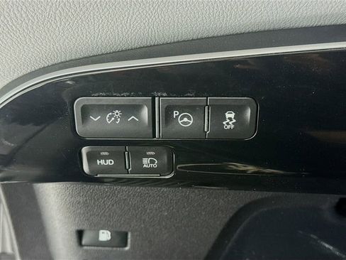 Used 2019 Toyota Prius XLE image 8