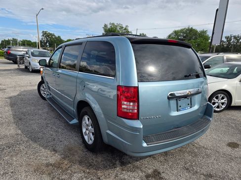 Used 2010 Chrysler Town & Country Touring FWD image 5