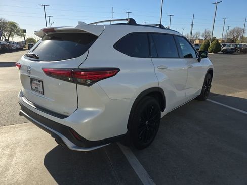 Used 2023 Toyota Highlander XSE FWD image 6
