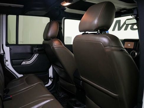 Used 2017 Jeep Wrangler Unlimited Sahara w/ Connectivity Group AWD/4WD image 24