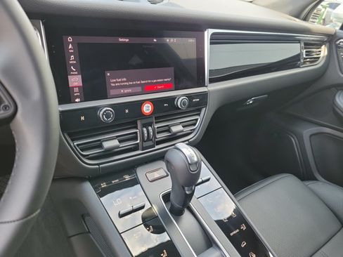 Certified 2026 Porsche Macan AWD/4WD image 31