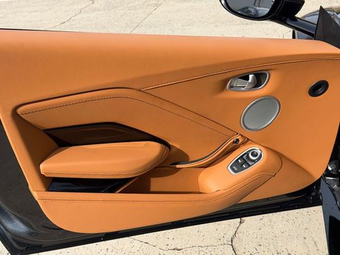 Used 2023 Aston Martin V8 Vantage Coupe image 15