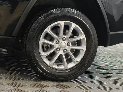 Used 2021 Jeep Grand Cherokee Laredo AWD/4WD image 49