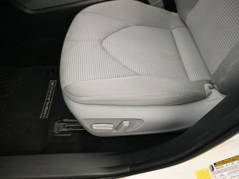 Used 2020 Toyota Highlander LE FWD image 11