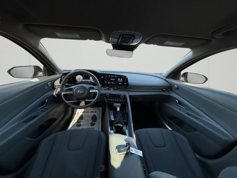 Used 2022 Hyundai Elantra SEL w/ Convenience Package image 2