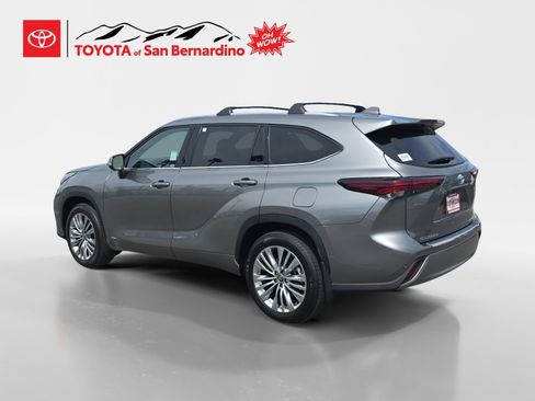 New 2026 Toyota Highlander Platinum AWD/4WD image 3