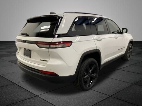 Used 2023 Jeep Grand Cherokee Limited w/ Black Appearance Package AWD/4WD image 7
