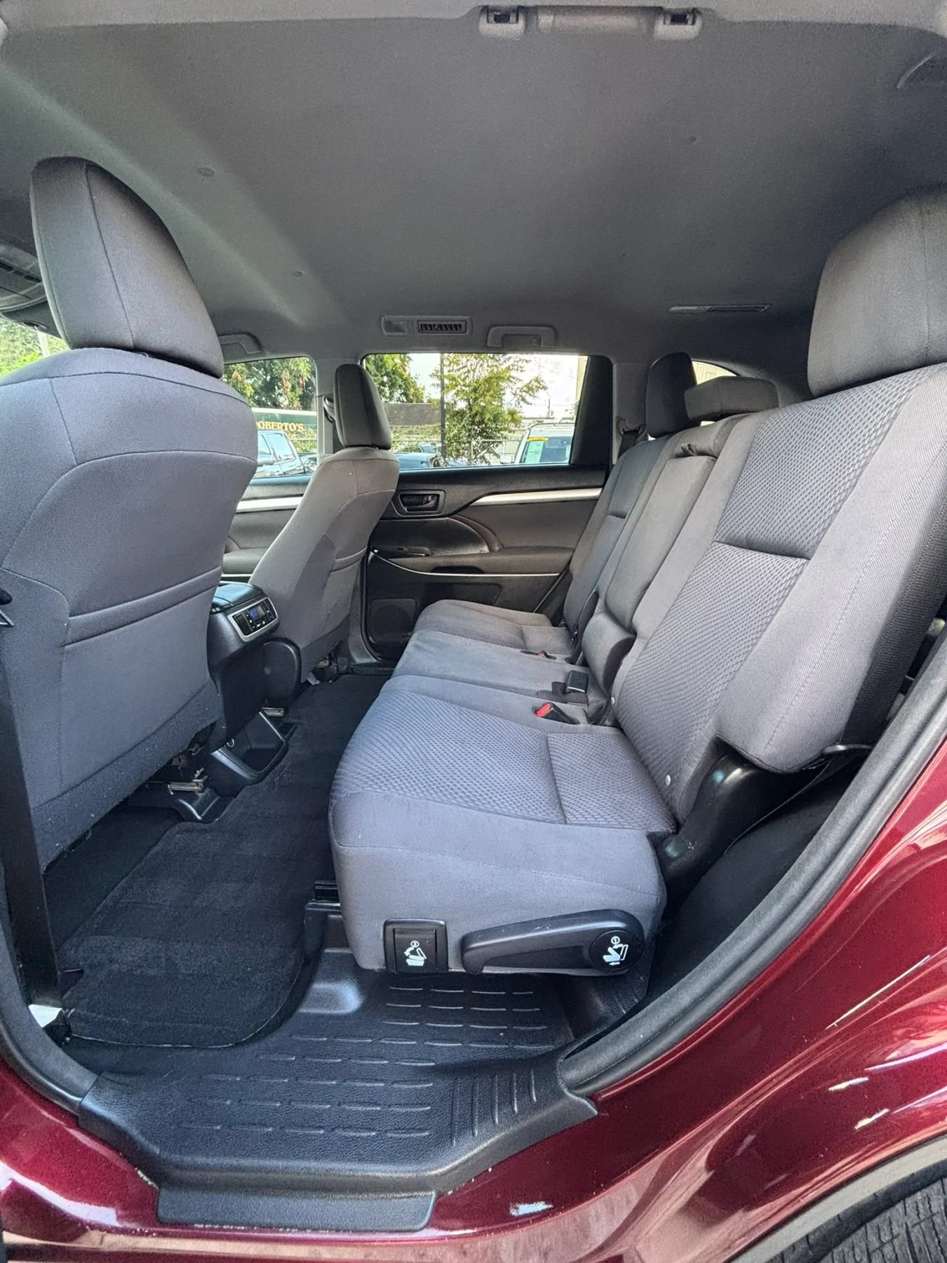 Used 2016 Toyota Highlander LE FWD image 15
