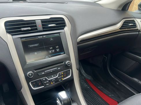 Used 2016 Ford Fusion SE w/ Equipment Group 202A FWD image 19