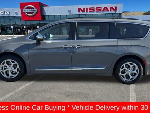 Used 2023 Chrysler Pacifica Limited FWD image 6