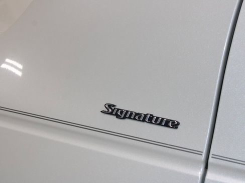 Used 2004 Lincoln Town Car Signature image 12